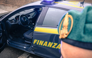 Guardia di Finanza in una associazione